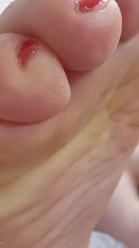 Perdedor afortunado en el piso a mis pies - adorando y oliendo mis pies como un esclavo codicioso