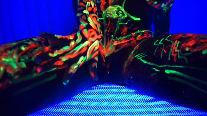 Cipriani: Amelie gets neon paint on her body