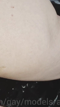 Kabak, patlıcan ve babasının yarağıyla çılgınca heyecan verici bir sikişten twink sperm çeşmeleri! Özel grup seks!