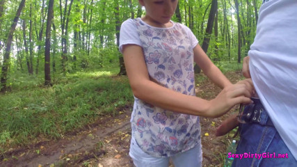 Sexy Dirty Girl: Saya menghisap zakarnya di dalam hutan