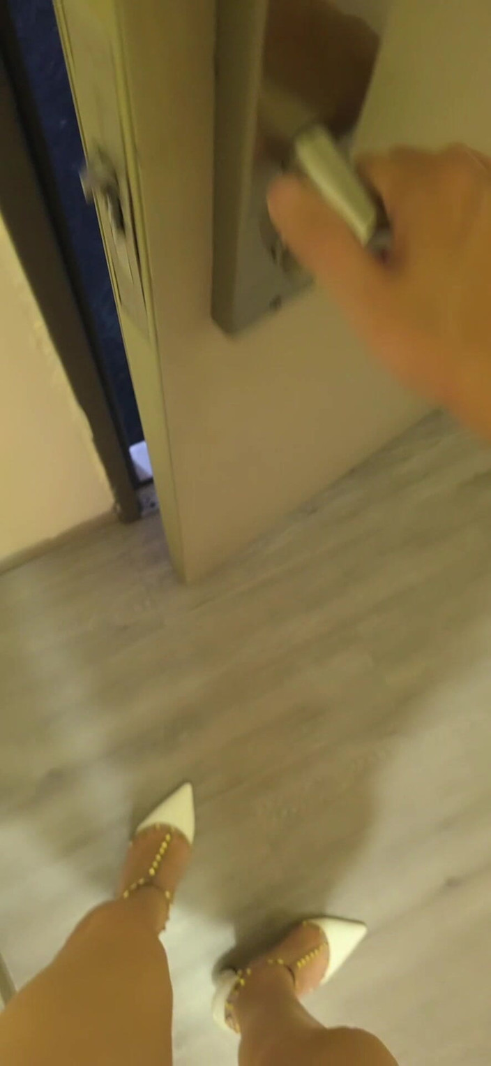 Taiwancdgirl: Verlassen Sie den Raum nur mit Höschen und High Heels...