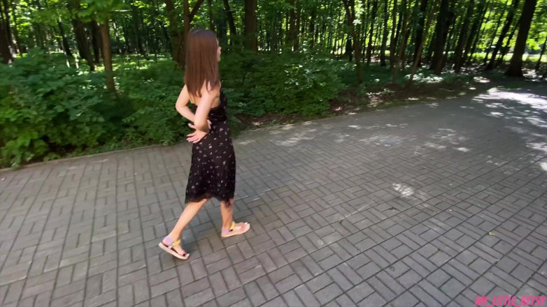My Little Betsy: Ormanda gür ile yürüyüş yüzüne ve saçına boşalmayla sona erdi