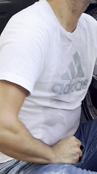 一个男人在街上向我撒尿