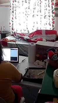 Tatăl vitreg pe fiica vitregă în timp ce face homeoffice