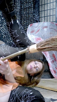 Halloween Frenzy: Terry in freaky konijnenkostuum neukt harde Belgische heks Alice Maze