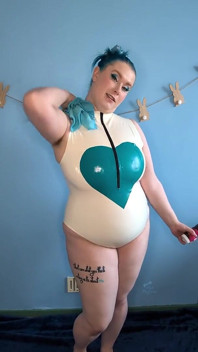În culise, latex strălucitor