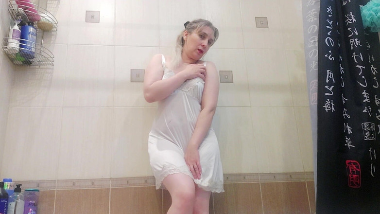 Nicolette69w: Rubia Masturbada En El Baño Con Una Ducha