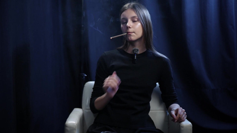 Russian Smokers: Junges mädchen raucht solo in einer ruhigen studio-session mit langsamen...