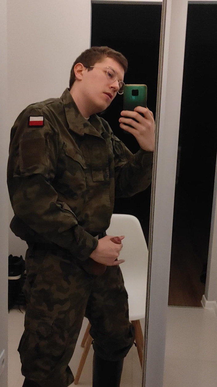 Gayfucker25: Ein Soldat wichst in den Stiefeln eines Offiziers