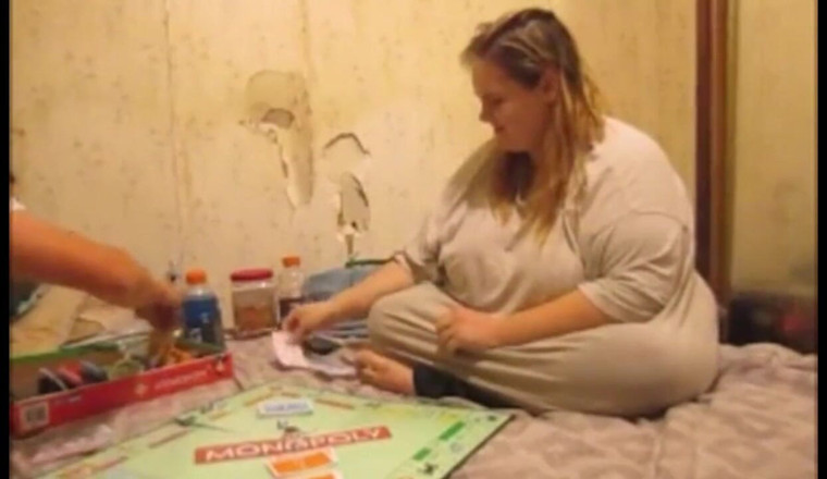 Fat House Wife: Soția pierde pariul și trebuie să renunțe cu gura și pizda ei...
