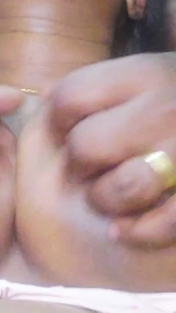 Desi Mohini: 印度饥渴女郎享受与男友的性爱 第一集