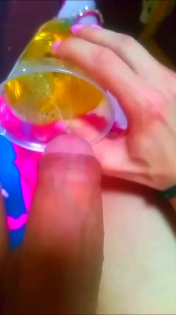 KittyHot: Banci bermain dengan kontol pacarnya dan kencing di cangkir