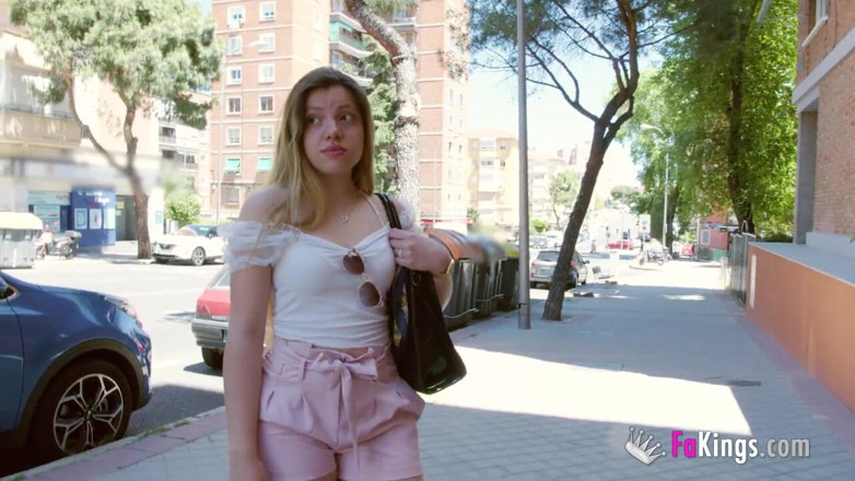 FAKings: 18-jarige studente Rechten wil het huis van haar ouders verlaten....
