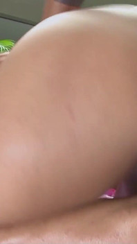 Kåta latina MILF Mayara blir anal knullad av stor kuk på semester