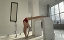 Holy Harlot: Gym flexibel meisje in rode korte broek