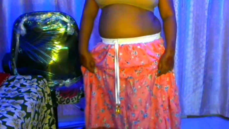 HotGirl21: Une fille sexy et sensuelle en ligne montre ses seins à...