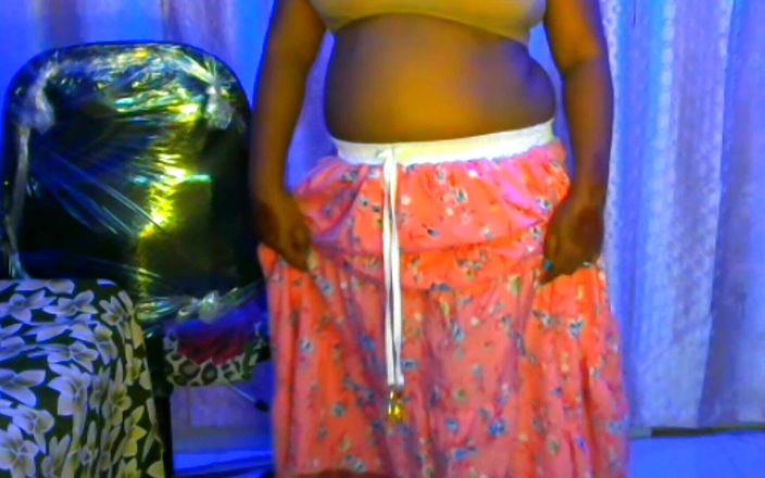 HotGirl21: Sexy Smyslná sexy holka online ukazuje její prsa všem tak, že...