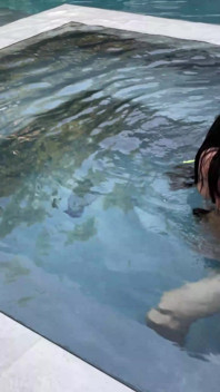 Angela White se fait baiser ses trous étroits au bord de la piscine