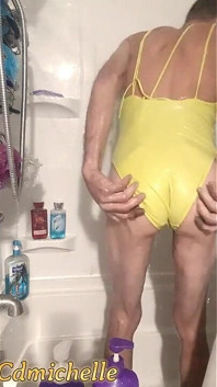 Cdmichelle Memakai Pakaian Renang Satu Sekeping Kuning