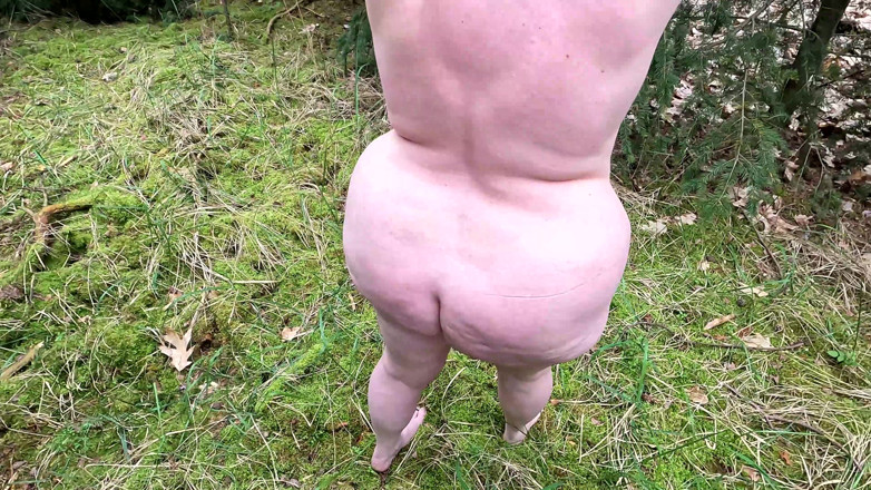 Bouncy Tits Action: Полностью обнаженная девушка в лесу и порка ее тела и гениталий