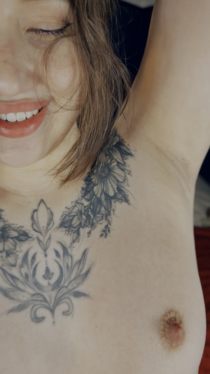 JessLuxor: Une Brune Tatouée Taquine Une Beauté Asiatique, Accent Sur Les...