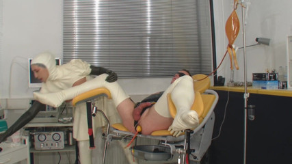 Rubber & Clinic Studio - 1ATOYS: Anal jebanie z włożony cewnik