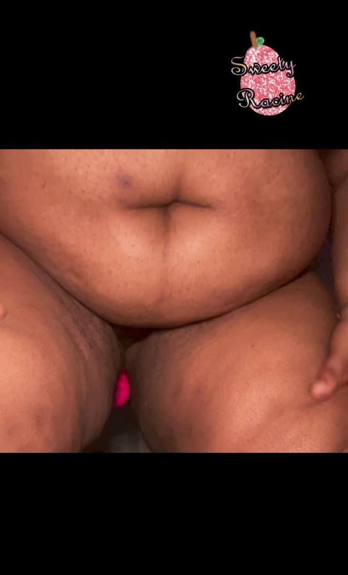 Sweety Racine: Piacere segreto della figa: SSBBW viene delicatamente