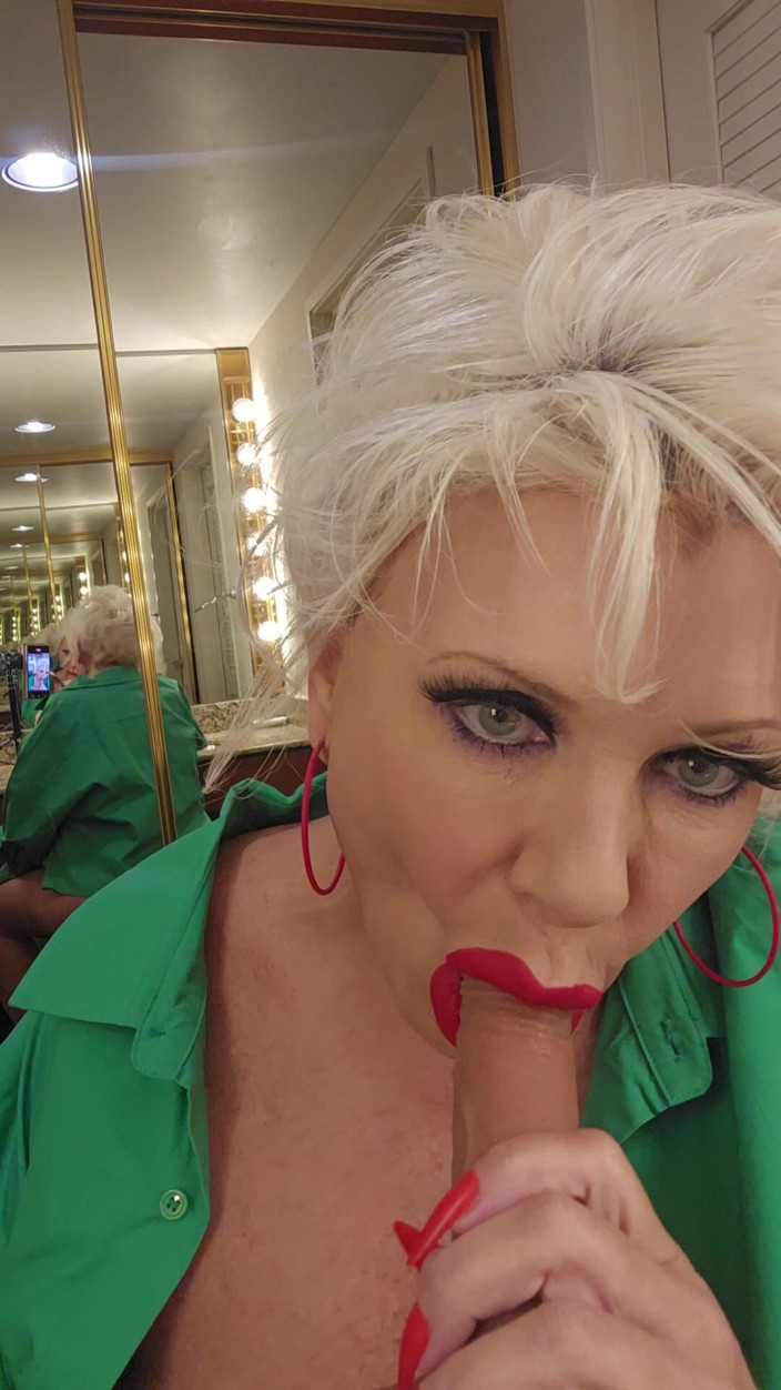 Claudia Marie: Fette tussi spielt im spiegel