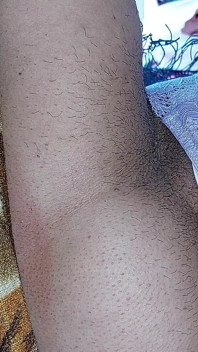 Sexy brünette probiert strumpfhose an