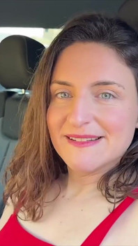 Lila, krásná velmi promiskuitní MILF, má dva penisy a užívá si to naplno!