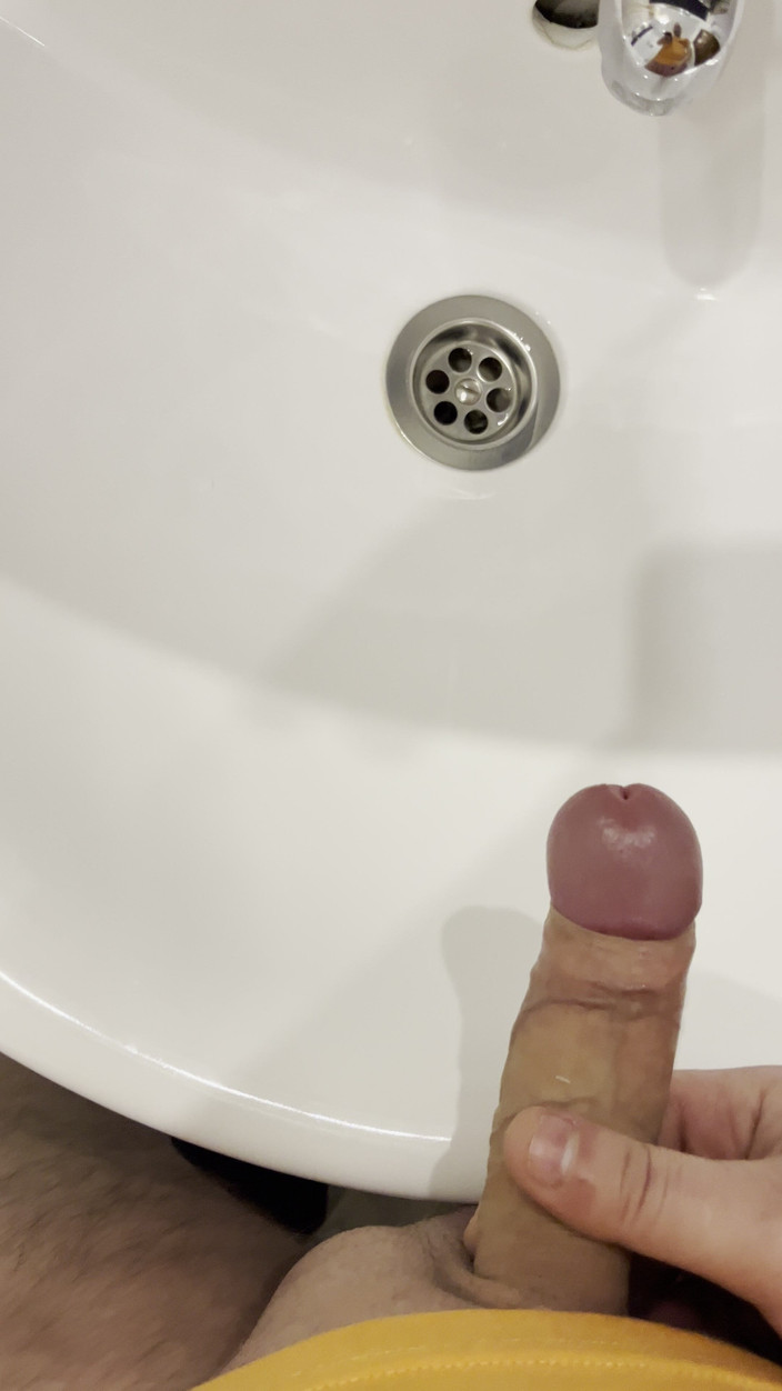 Young cum: Pria itu masturbasi di kamar mandi dan, merekam semuanya dari...