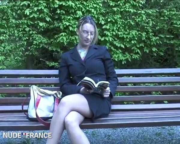 La France a Poil: Amatoriale milf tettona con gli occhiali viene sbattuta duramente