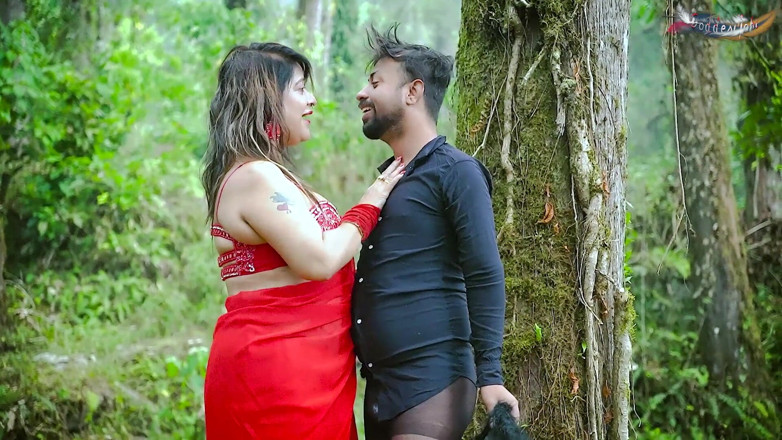 Desi Bold Movies: Bij het zien van de grote melkvrouw, kwam de leider...