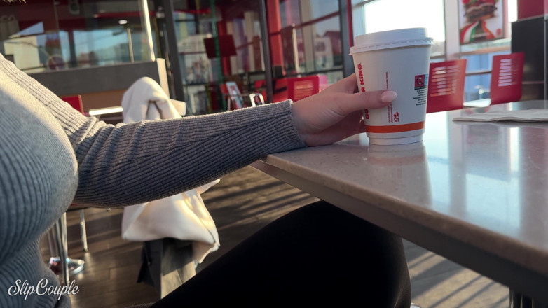 SlipCouple: Chica Cachonda Juega Con La Polla En Restaurante De Comida...