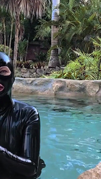 Verehre deine Gummigöttin am pool