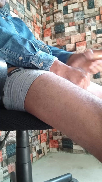 Hornyboy2058: Lelaki panas di Boxers merintih dengan kuat dan mengusap zakarnya...