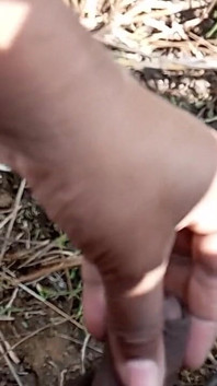 Un garçon gay baise sa chatte dans la nature