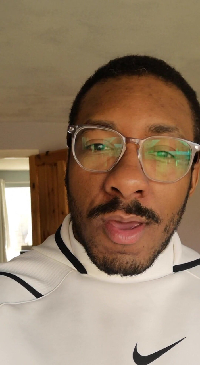 Amadeus: Děkuji, kluci za trvalou podporu. Zítra také udělám dárek, ujistěte...