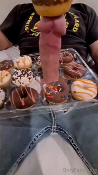 Une grosse bite sert des beignets avec un glaçage supplémentaire