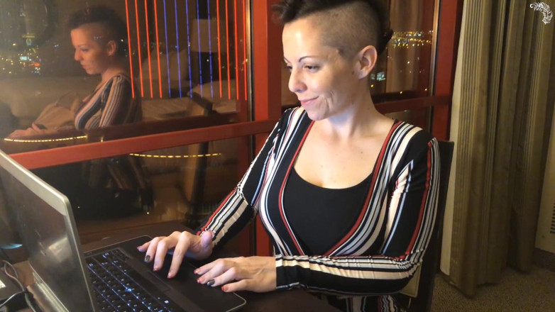 Nikki's Fetishes: Fute-o pe mama vitregă în timp ce el este la duș