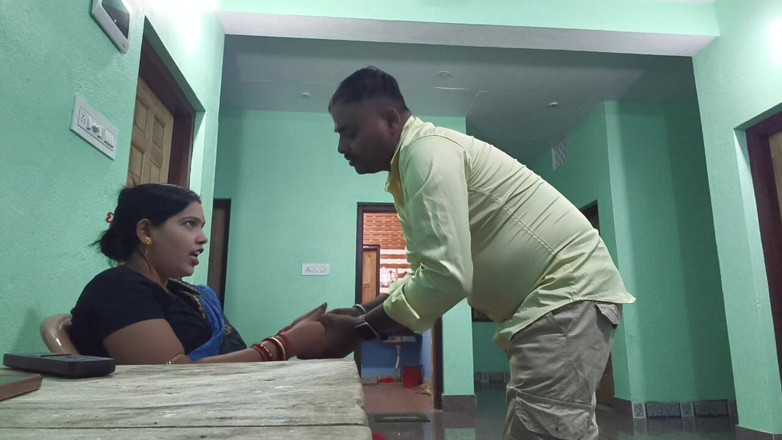 Sona bhabhi: ホットなインド人ミルフメイドの妻が誘惑し激しく交わるデシのセックスビデオ