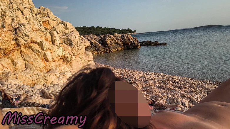 Miss Creamy: Riskanter sex an einem fkk-strand in spanien: Sie wird nackt...