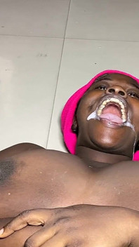 4!! Cewek domian afrika yang super mesum lagi asik kencing dan ludahin memeknya