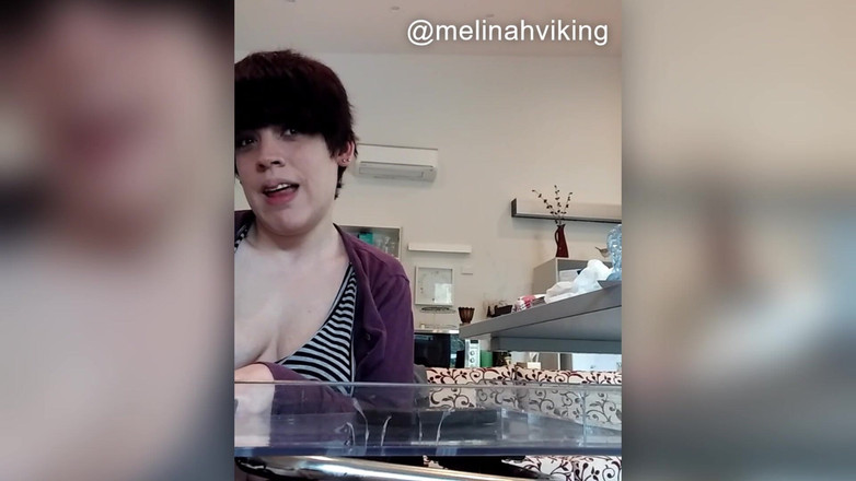 Melinah Viking: Benimle evde mastürbasyon yapıyor