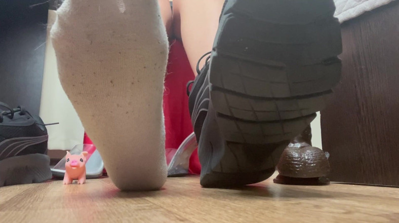 Skinny_lady69: 긴 하루를 보낸 후 여주인의 양말을 겸손하게 숭배하는 POV