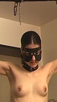 Brunetă matură mascată legată și udată de spermă