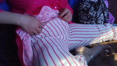 Khushboobhabi: Fata își schimbă hainele într-un autobuz care rulează