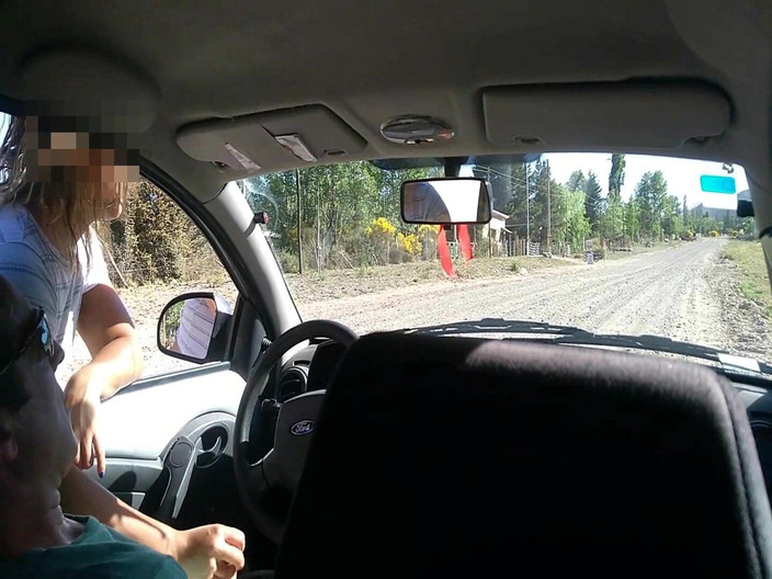 LadyRoma: Neznámá teenagerka mě masturbuje v mém autě na ulici