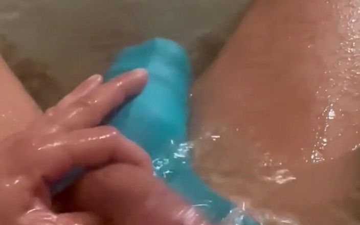 HotnHorny: Растираю это в ванне