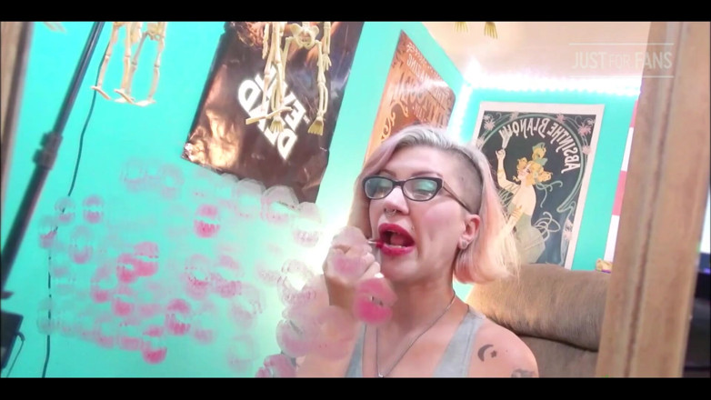 FondaDix: Sparkly Red Kisses